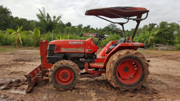 ขายรถไถ KUBOTA L3408 ปี 50 สภาพพร้อมใช้งาน เอกสารทะเบียนครบ อุปกรณ์มีผานดันหน้าอย่างเดียวครับ ขายรถไถ KUBOTA L3408 ปี 50 สภาพพร้อมใช้งาน เอกสารทะเบียนครบ อุปกรณ์มีผานดันหน้าอย่างเดียวครับ