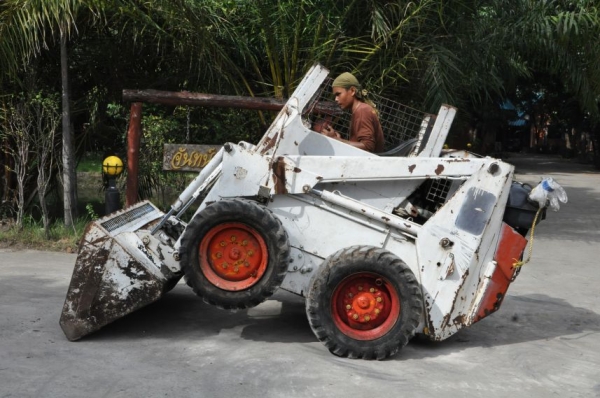 ขายรถตัก BOB CAT725 ดีเซล30แรง สวยเดิมจากญี่ปุ่น ยังไม่เคยใช้ในไทย 85,000เท่านั้น!!