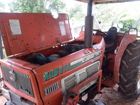 ขายครับ. KUBOTA  L 3202 ( 4WD )  ขับเคลื่อน 4 ล้อ. 4 สูบพร้อมดันหน้า. ในราคาเบาๆ