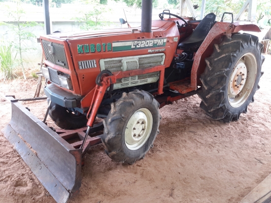 ขายครับ. KUBOTA  L 3202 ( 4WD )  ขับเคลื่อน 4 ล้อ. 4 สูบพร้อมดันหน้า. ในราคาเบาๆ