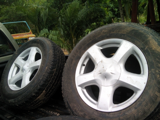 ลดสุดๆ นางฟ้ามาแล้วล้อแม็คพร้มยางขอบ17นิ้วติดรถป้ายแดงมาขอบ265/70/17r 4เส้น ออนิวดีแมควิ่ง20000กิโลครับยางปี2012สวยมากครับ