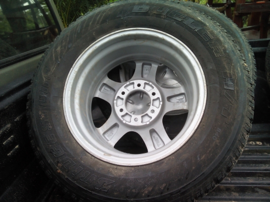 ลดสุดๆ นางฟ้ามาแล้วล้อแม็คพร้มยางขอบ17นิ้วติดรถป้ายแดงมาขอบ265/70/17r 4เส้น ออนิวดีแมควิ่ง20000กิโลครับยางปี2012สวยมากครับ