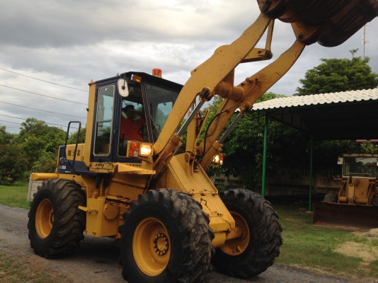 ขายรถตัก Komatsu WA150-1 ; รถเก่าญี่ปุ่น 100\%;  สภาพสวยพร้อมใช้งานได้ทันที สนใจติดต่อ 081-9485494