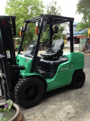 +++ ขายโฟล์คลิฟท์  MITSUBISHI  FD30   รุ่นใหม่  (รถนอก สภาพ 90\%)  ขนาด  3   ตัน  เครื่องยนต์ดีเซล  เสา  3  เมตร  เกียร์ธรรมดา  ยางตันใหม่ครับ