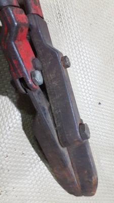 กรรไกรตัดโลหะแบนๆ ของญี่ปุ่นครับ เหล็กเหนียวๆเลย