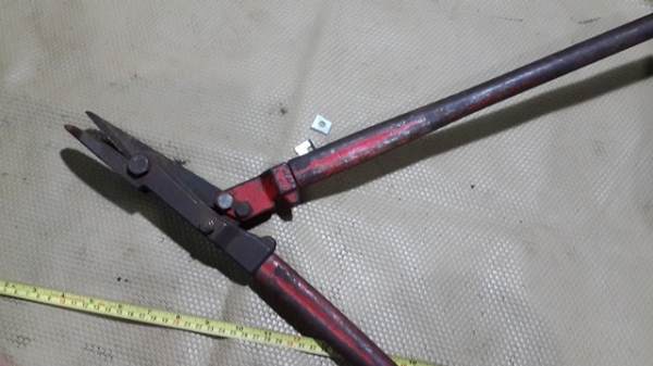 กรรไกรตัดโลหะแบนๆ ของญี่ปุ่นครับ เหล็กเหนียวๆเลย