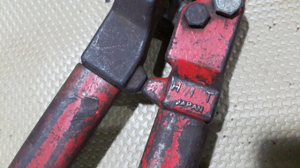 กรรไกรตัดโลหะแบนๆ ของญี่ปุ่นครับ เหล็กเหนียวๆเลย