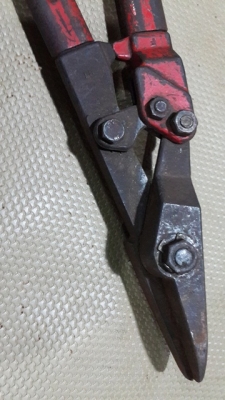 กรรไกรตัดโลหะแบนๆ ของญี่ปุ่นครับ เหล็กเหนียวๆเลย