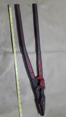 กรรไกรตัดโลหะแบนๆ ของญี่ปุ่นครับ เหล็กเหนียวๆเลย