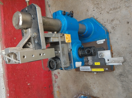 แท่นกดชิ้นงานด้วยมือกดหรือใช้ระบบลมทำงานแทนได้ติดตั้งกระบอกลมที่ด้านบนให้แล้ว