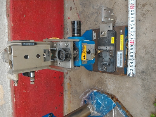 แท่นกดชิ้นงานด้วยมือกดหรือใช้ระบบลมทำงานแทนได้ติดตั้งกระบอกลมที่ด้านบนให้แล้ว