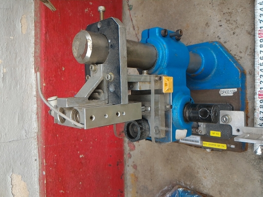 แท่นกดชิ้นงานด้วยมือกดหรือใช้ระบบลมทำงานแทนได้ติดตั้งกระบอกลมที่ด้านบนให้แล้ว