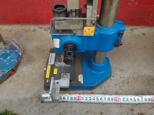 แท่นกดชิ้นงานด้วยมือกดหรือใช้ระบบลมทำงานแทนได้ติดตั้งกระบอกลมที่ด้านบนให้แล้ว