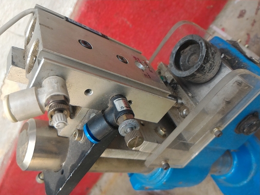 แท่นกดชิ้นงานด้วยมือกดหรือใช้ระบบลมทำงานแทนได้ติดตั้งกระบอกลมที่ด้านบนให้แล้ว