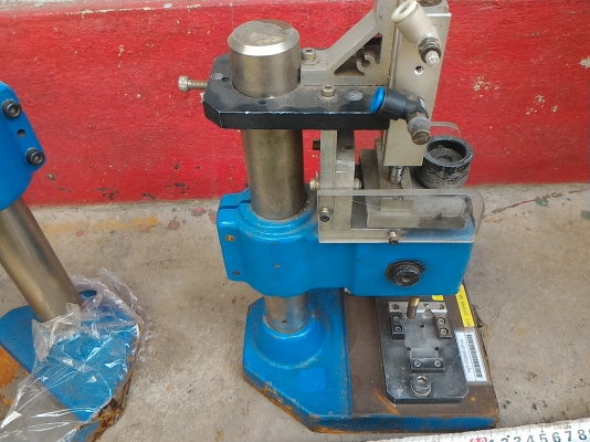 แท่นกดชิ้นงานด้วยมือกดหรือใช้ระบบลมทำงานแทนได้ติดตั้งกระบอกลมที่ด้านบนให้แล้ว