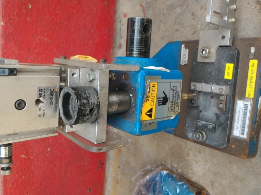 แท่นกดชิ้นงานด้วยมือกดหรือใช้ระบบลมทำงานแทนได้ติดตั้งกระบอกลมที่ด้านบนให้แล้ว