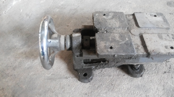 ฐานเลื่อนแกนเดียวแบบเอียงตามรูป หาปากกามาจับยึดด้านบนก้อใช้เหมือนเครื่องกลึ่ง