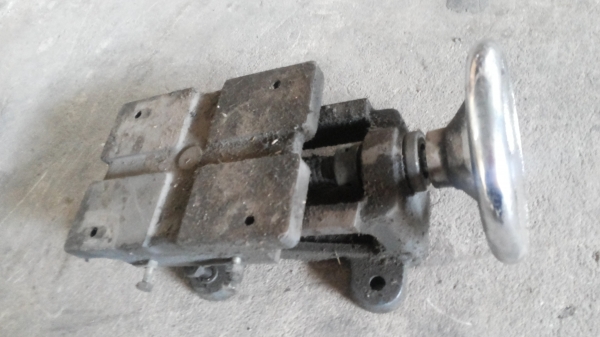 ฐานเลื่อนแกนเดียวแบบเอียงตามรูป หาปากกามาจับยึดด้านบนก้อใช้เหมือนเครื่องกลึ่ง