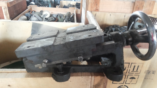 ฐานเลื่อนแกนเดียวแบบเอียงตามรูป หาปากกามาจับยึดด้านบนก้อใช้เหมือนเครื่องกลึ่ง