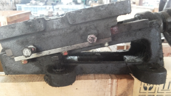 ฐานเลื่อนแกนเดียวแบบเอียงตามรูป หาปากกามาจับยึดด้านบนก้อใช้เหมือนเครื่องกลึ่ง