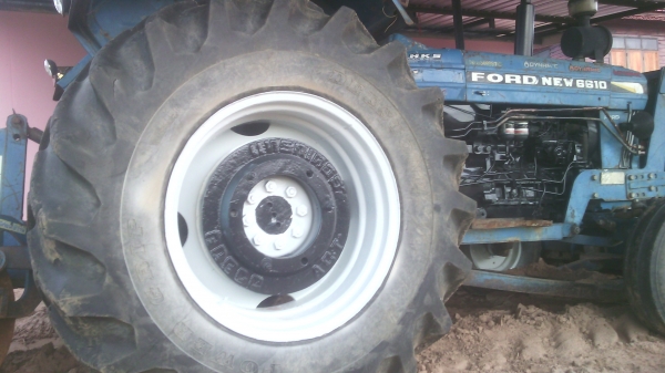 รถไถฟอร์ด6600เสื้อลายใหญ่ท้ายใหญ่คอนโทลสูงเอกสารพร้อมโอนรถพร้อมลุยงาน