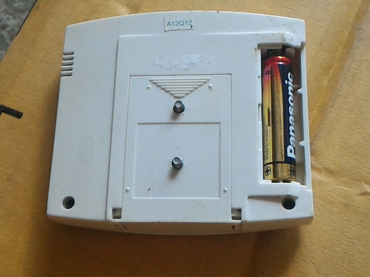 เครื่องวัดอุณหภูมิและความชื่นแบบติดผนังในอาคาร ใช้พลังงานจากถ่านก้อนเดียว