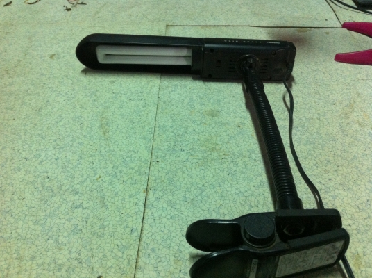 โคมไฟเหมาๆสามตัว แบบที่1 ตั้งโต็ะหลอดตะเกียบรูปทรงสวยงาม พับได้ แบบที่2 โคมแบบหนีบขอบโต็ะ แบบที่3 ตั้งโต็ะหลอดLED