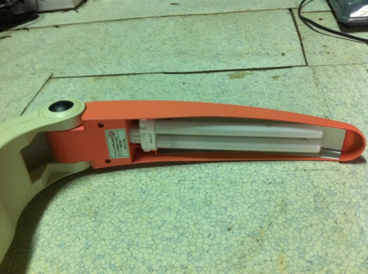 โคมไฟเหมาๆสามตัว แบบที่1 ตั้งโต็ะหลอดตะเกียบรูปทรงสวยงาม พับได้ แบบที่2 โคมแบบหนีบขอบโต็ะ แบบที่3 ตั้งโต็ะหลอดLED