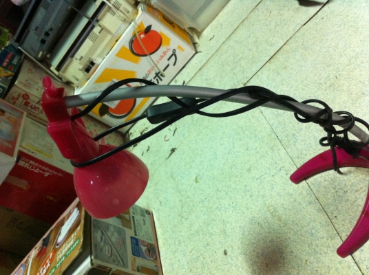 โคมไฟเหมาๆสามตัว แบบที่1 ตั้งโต็ะหลอดตะเกียบรูปทรงสวยงาม พับได้ แบบที่2 โคมแบบหนีบขอบโต็ะ แบบที่3 ตั้งโต็ะหลอดLED