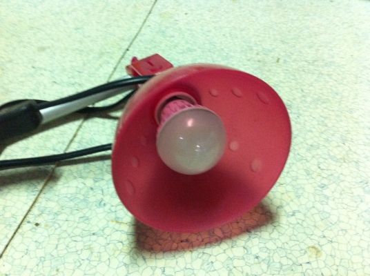 โคมไฟเหมาๆสามตัว แบบที่1 ตั้งโต็ะหลอดตะเกียบรูปทรงสวยงาม พับได้ แบบที่2 โคมแบบหนีบขอบโต็ะ แบบที่3 ตั้งโต็ะหลอดLED