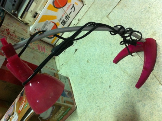 โคมไฟเหมาๆสามตัว แบบที่1 ตั้งโต็ะหลอดตะเกียบรูปทรงสวยงาม พับได้ แบบที่2 โคมแบบหนีบขอบโต็ะ แบบที่3 ตั้งโต็ะหลอดLED