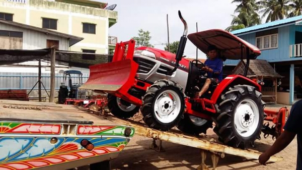 ปัญญาแทรคเตอร์..จัดมาให้ครับ ด่วน!!!ยันม่า EF 453T ใบมีดคานล่าง พร้อมโรตาลี่ตราช้าง 180 เล่มทะเบียนพร้อม จัดส่ง อ.เมือง จ.ลำปาง