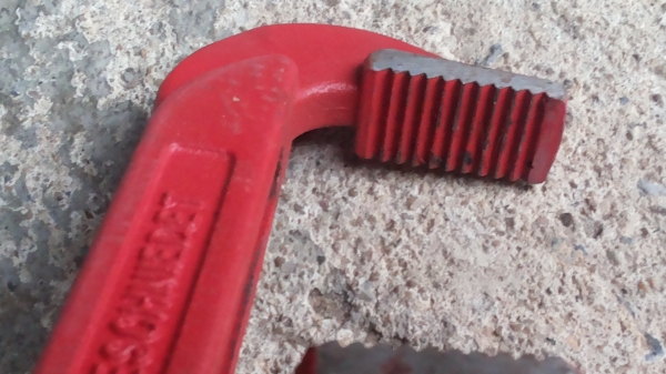 ประแจคอม้าเขียนไว้แค่ 2 นิ้วอ้างได้กว้าง 3 นิ้ว สภาพเหมือนใหม่ ยาวทั้งหมด 53 ซม.