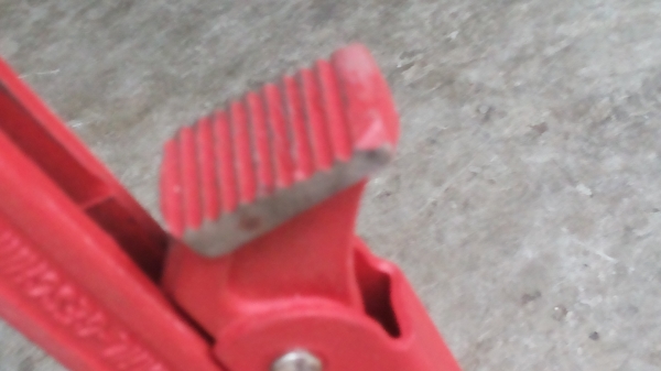 ประแจคอม้าเขียนไว้แค่ 2 นิ้วอ้างได้กว้าง 3 นิ้ว สภาพเหมือนใหม่ ยาวทั้งหมด 53 ซม.