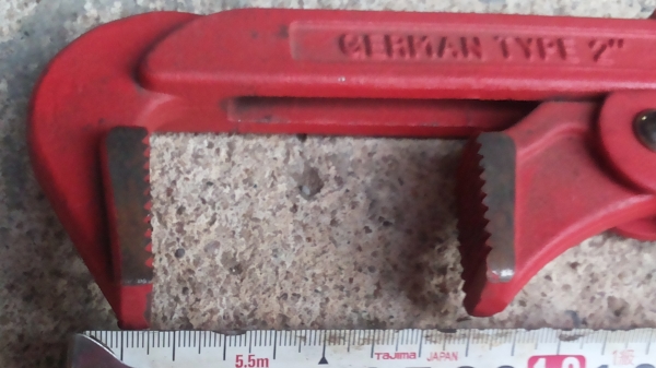 ประแจคอม้าเขียนไว้แค่ 2 นิ้วอ้างได้กว้าง 3 นิ้ว สภาพเหมือนใหม่ ยาวทั้งหมด 53 ซม.