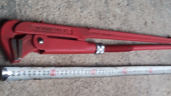 ประแจคอม้าเขียนไว้แค่ 2 นิ้วอ้างได้กว้าง 3 นิ้ว สภาพเหมือนใหม่ ยาวทั้งหมด 53 ซม.