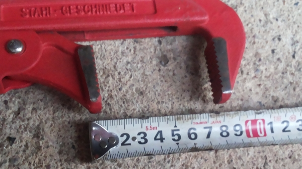 ประแจคอม้าเขียนไว้แค่ 2 นิ้วอ้างได้กว้าง 3 นิ้ว สภาพเหมือนใหม่ ยาวทั้งหมด 53 ซม.