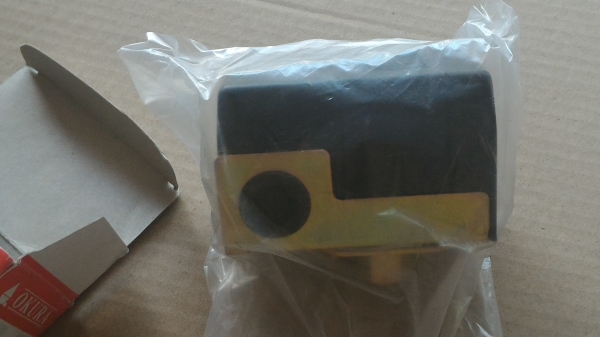 สวิทช์ควบคุมความดัน pressure switch  ทำหน้าที่ในการตัดและต่อวงจรไฟฟ้าให้มอเตอร์ทำงานและหยุดทำงานโดยอัตโนมัติ