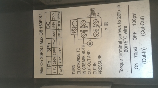 สวิทช์ควบคุมความดัน pressure switch  ทำหน้าที่ในการตัดและต่อวงจรไฟฟ้าให้มอเตอร์ทำงานและหยุดทำงานโดยอัตโนมัติ