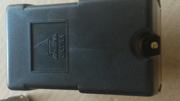 สวิทช์ควบคุมความดัน pressure switch  ทำหน้าที่ในการตัดและต่อวงจรไฟฟ้าให้มอเตอร์ทำงานและหยุดทำงานโดยอัตโนมัติ