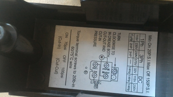 สวิทช์ควบคุมความดัน pressure switch  ทำหน้าที่ในการตัดและต่อวงจรไฟฟ้าให้มอเตอร์ทำงานและหยุดทำงานโดยอัตโนมัติ