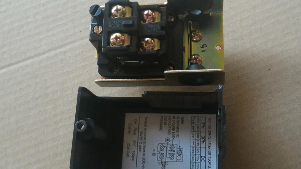 สวิทช์ควบคุมความดัน pressure switch  ทำหน้าที่ในการตัดและต่อวงจรไฟฟ้าให้มอเตอร์ทำงานและหยุดทำงานโดยอัตโนมัติ