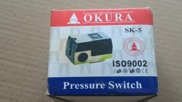 สวิทช์ควบคุมความดัน pressure switch  ทำหน้าที่ในการตัดและต่อวงจรไฟฟ้าให้มอเตอร์ทำงานและหยุดทำงานโดยอัตโนมัติ