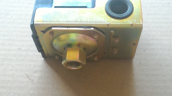 สวิทช์ควบคุมความดัน pressure switch  ทำหน้าที่ในการตัดและต่อวงจรไฟฟ้าให้มอเตอร์ทำงานและหยุดทำงานโดยอัตโนมัติ