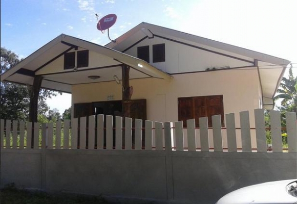 ขายบ้านพร้อมที่ดิน อยู่ข้างค่ายทหารศรีสองรัก ต.ศรีสองรัก อ.เมือง จ.เลย ถนนเส้นเชียงคาน-เมืองเลย บ้านเพิกสร้างเสร็จประมาณ1ปีกว่าๆ2ห้องนอน 1ห้องน้ำประตูหน้าต่างใช้ไม้ประดู่ไม้มะค่าอย่างดี