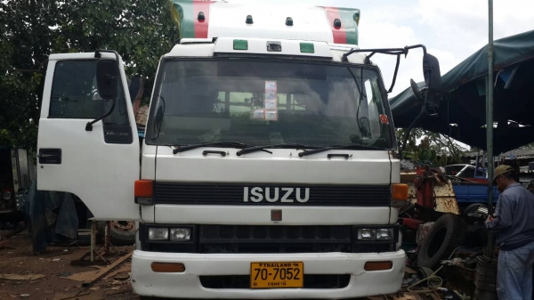 ขายหัวลาก10ล้ออีซูซุ2เพลาสภาพดีพร้อมใช้ยางดีมีแอร์พวงมาลัยเพาเวอร์เบรคจิฟฟี่เครื่อง6SD1เทอร์โบอินเตอร์กำลังเครื่องแรงๆดีมากๆครับราคา480000บาท