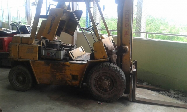 ขายรถยกโฟร์คลิฟท์ยี่ห้อKOMAT'SU 3.5 ตัน เสายกสูง 3 เมตร