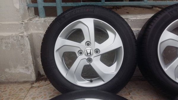 ขายล้อแม็กป้ายแดง city 15" พร้อมยางปี15  สนใจติดต่อเล็กคลองสามครับ 081-3747940