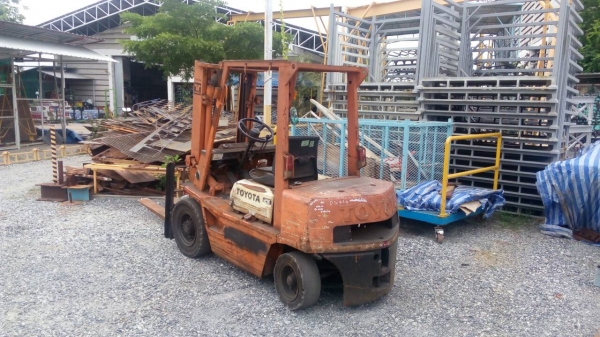 ขายรถยกโฟร์คลิฟท์เบนซิล ยี่ห้อTOYOTA 4FG25
