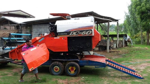 ขายรถเกี่ยวข้าว คูโบต้า รุ่น DC 60  ปี 2552  ด่วน